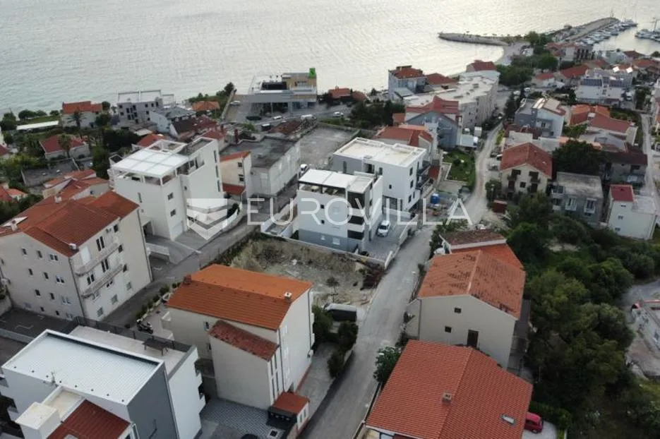 Podstrana, Strožanac, odlična samostojeća kuća, šest stambenih jedinica