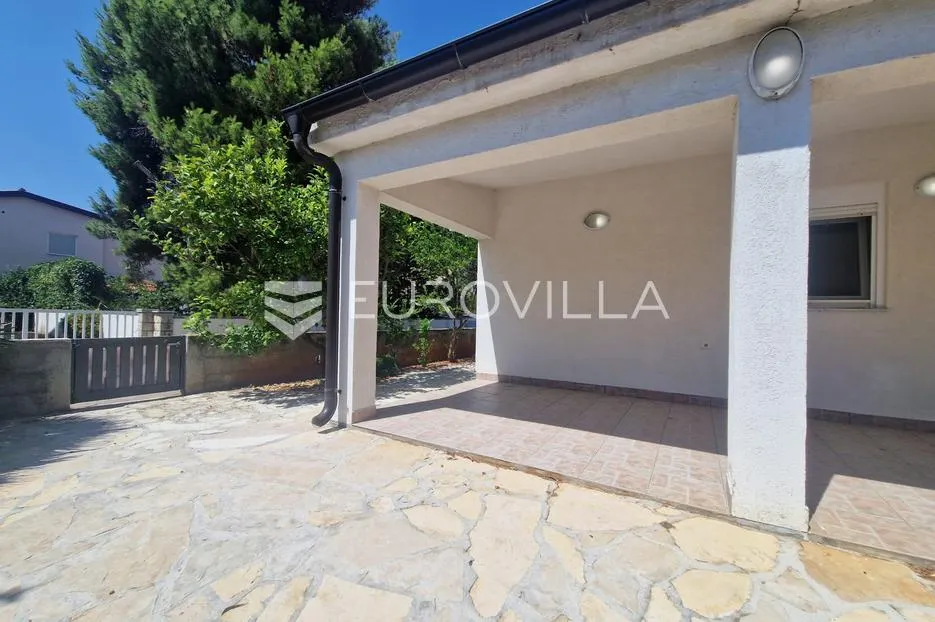 vir, kuća s dva apartmana, 6 spavaćih soba i velikim privatnim dvorištem - slika 4