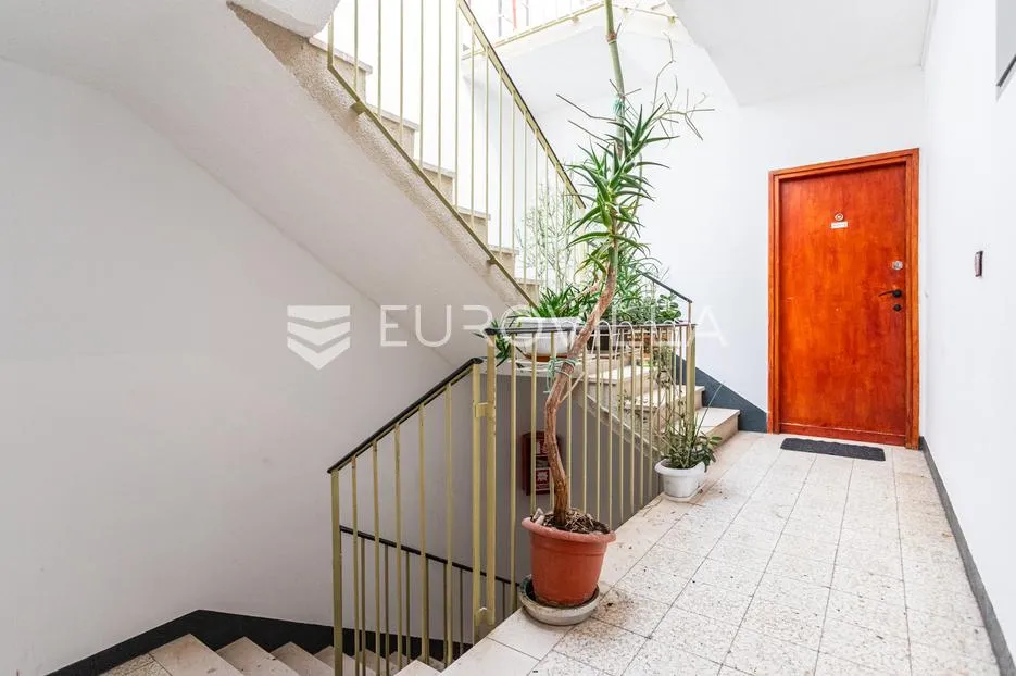 split, gripe komforan dvosoban stan 64 m² s pogledom - slika 15