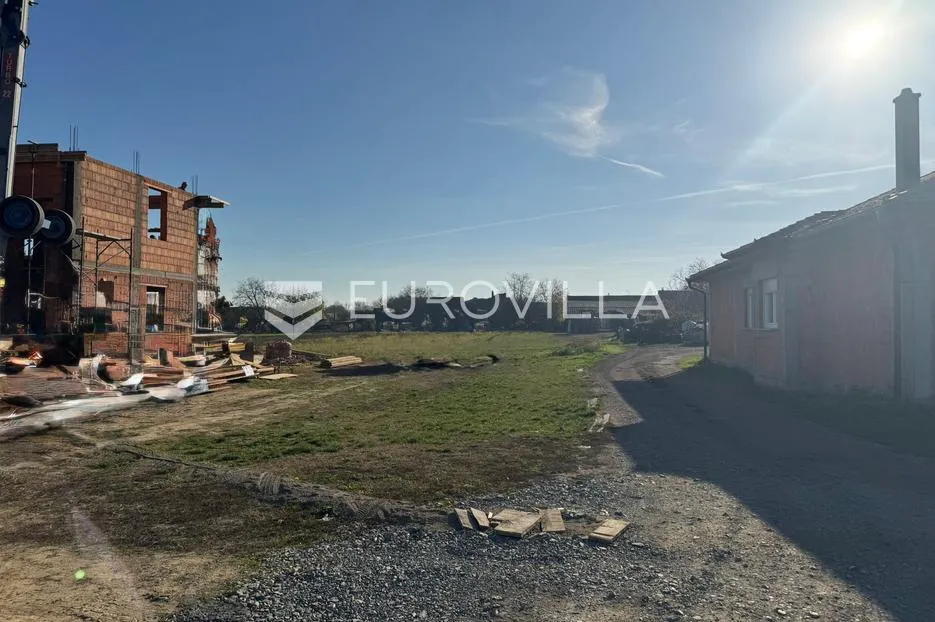 Đakovo, Vila, dva građevinska zemljišta ukupno 796 m²