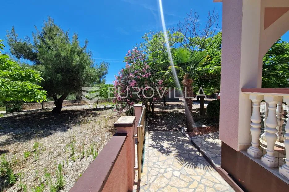 vir, samostojeća kuća s dva apartmana, pogledom na more i velikom okućnicom - slika 19