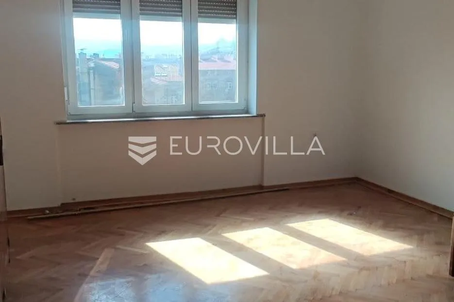 rijeka, centar, četverosoban stan s tri balkona i privatnom garažom - slika 11