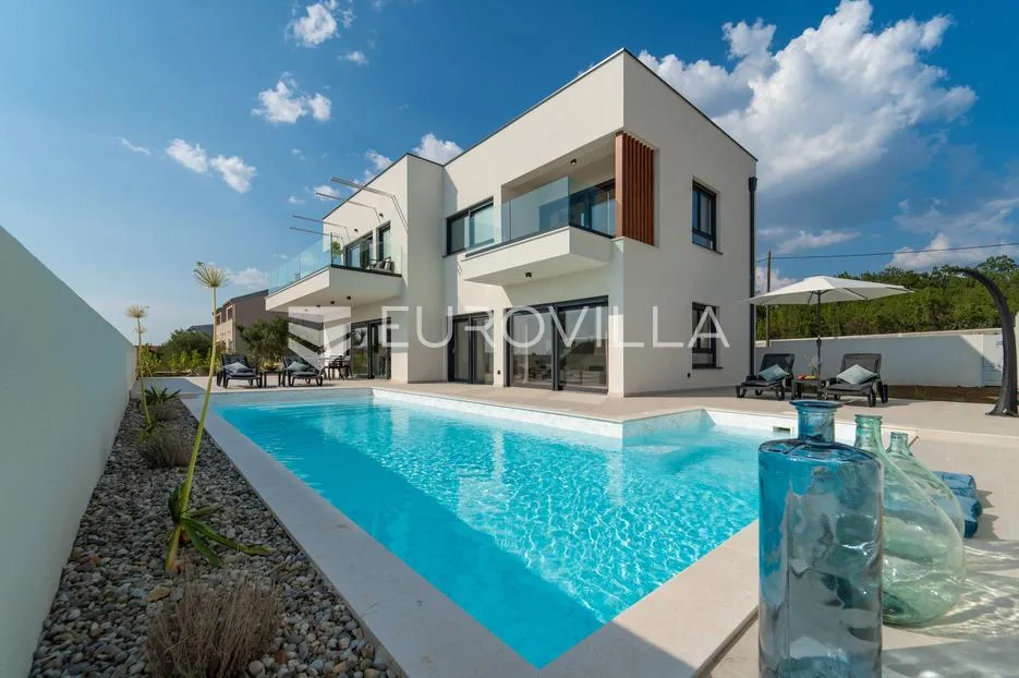 obrovac, maslenica, novogradnja prekrasna, moderno opremljena vila s bazenom i pogledom na more - slika 3