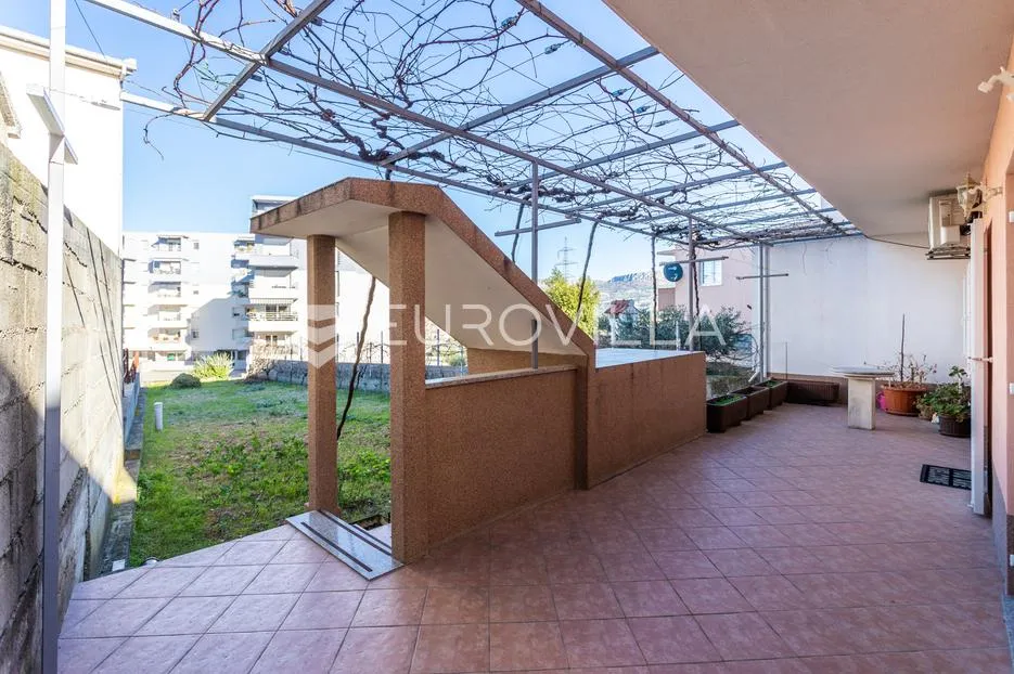 split, kila, dvojna kuća sa 3 stana na mirnoj lokaciji - slika 5