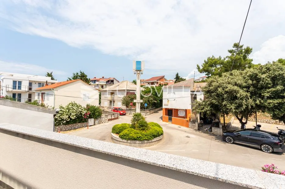 novalja, novouređena kuća s tri apartmana u centru grada - slika 15