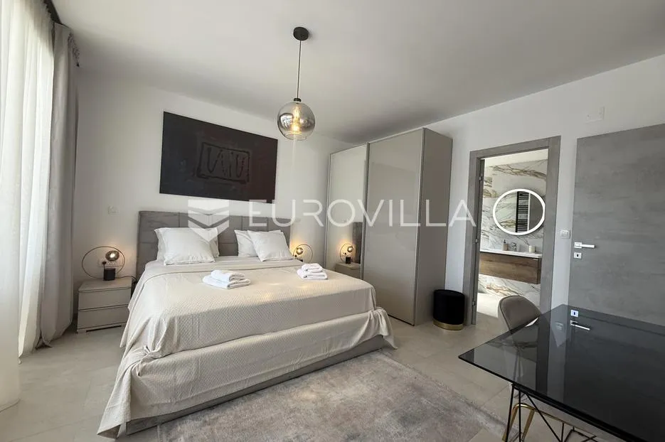 kaštel stari, moderna vila s bazenom i pogledom na more - slika 17