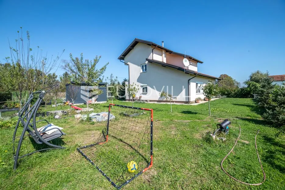 rugvica, oborovski novaki, prekrasna kuća 210 m² na zemljištu od 750 m² - slika 12