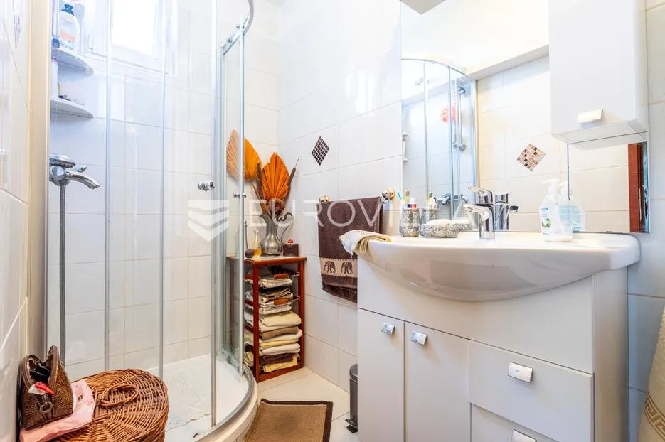 šibenik, brodarica, kuća sa velikim dvorištem 247,2 m² - slika 10