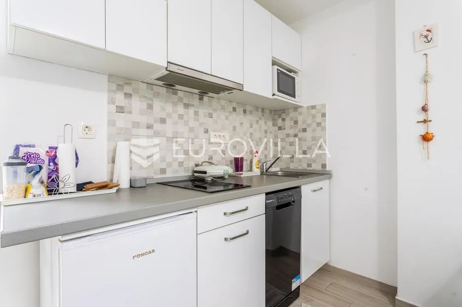 split, bol, dva namještena studio apartmana u centru grada - slika 18