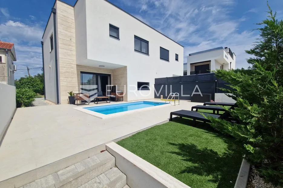 Vir, predivna moderna vila s bazenom u centru mjesta, vrhunska lokacija, 450 m od mora