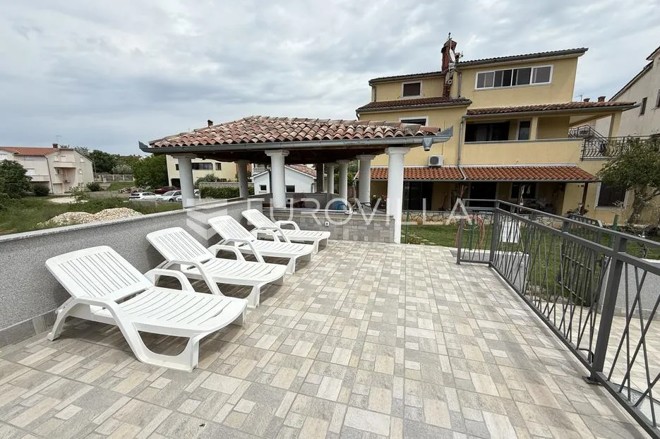 pula, veli vrh - prostrana kuća s pet stambenih jedinica, bazen 22 m2, garaža - mirna lokacija - slika 6