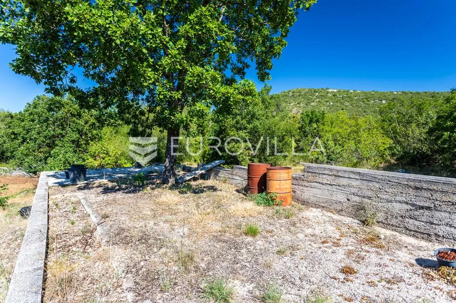 klis, korušce, kuća s okućnicom - slika 18