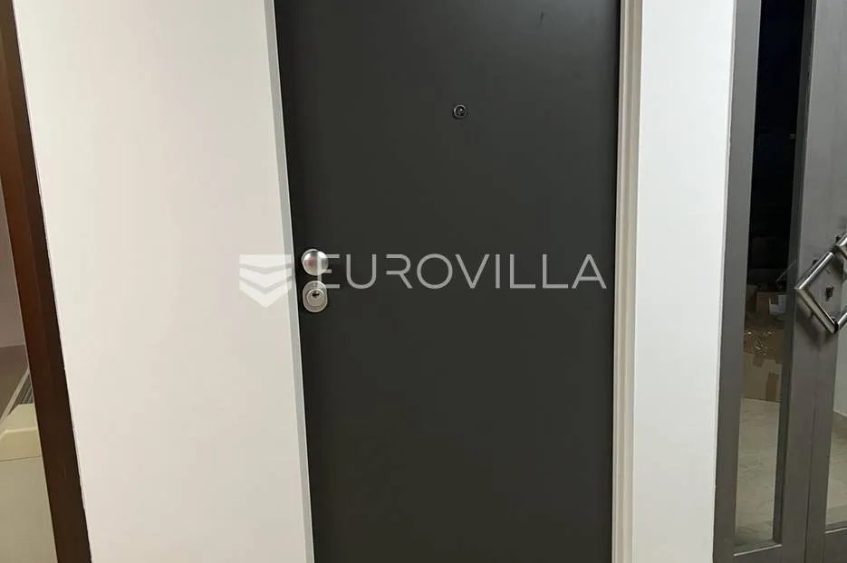pula, centar, adaptiran i uređen poslovni prostor u strogom centru, 18 m² - slika 6