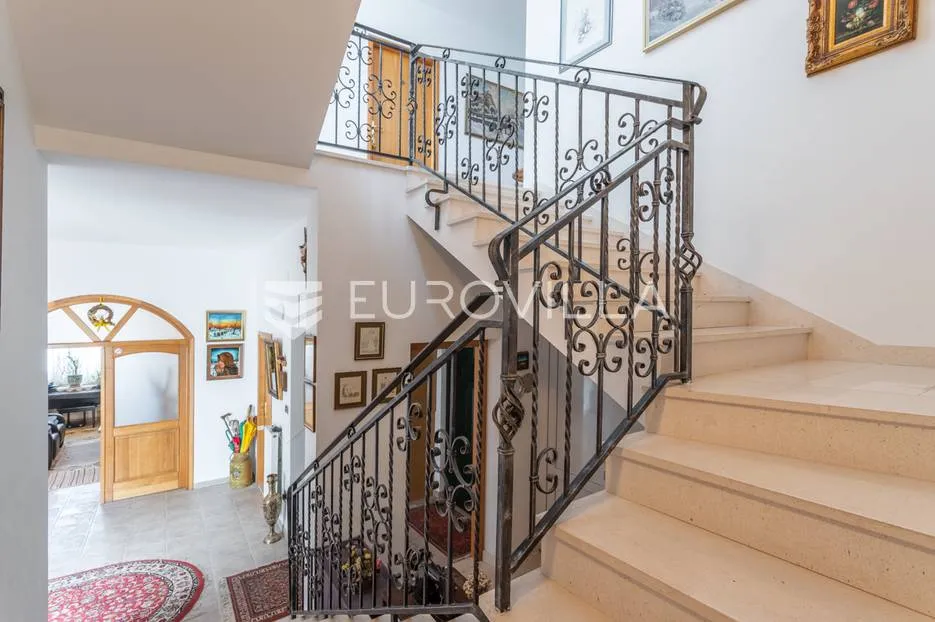 brač, prekrasna vila s velikom okućnicom 20 m od mora - slika 31