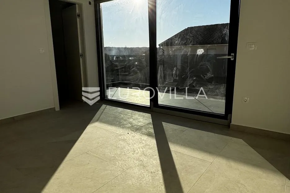 istra, novigrad, novogradnja, dvojna kuća 500 m od mora - slika 12