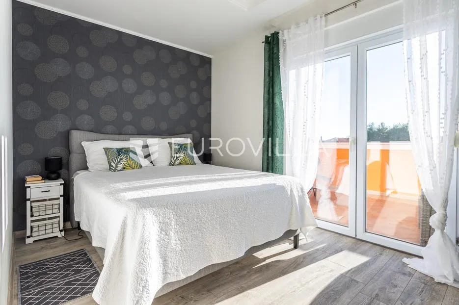 vodice, prekrasna kuća sa apartmanima i bazenom - slika 9