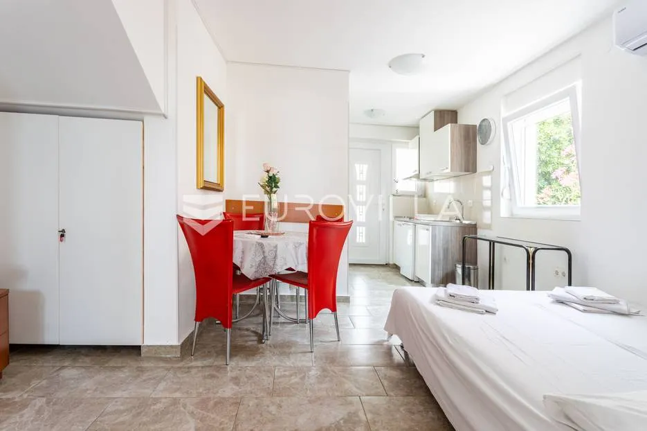 novalja, novouređena kuća s tri apartmana u centru grada - slika 8