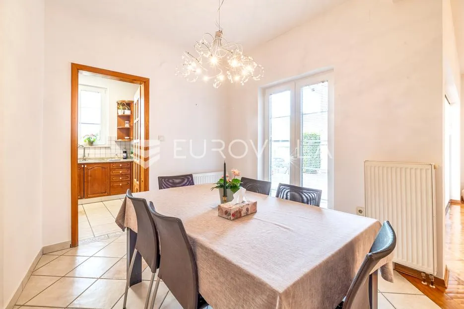 zagreb, gornja dubrava, lijepa prostrana kuća s dva stana i 3 gpm, 350 m2 - slika 3