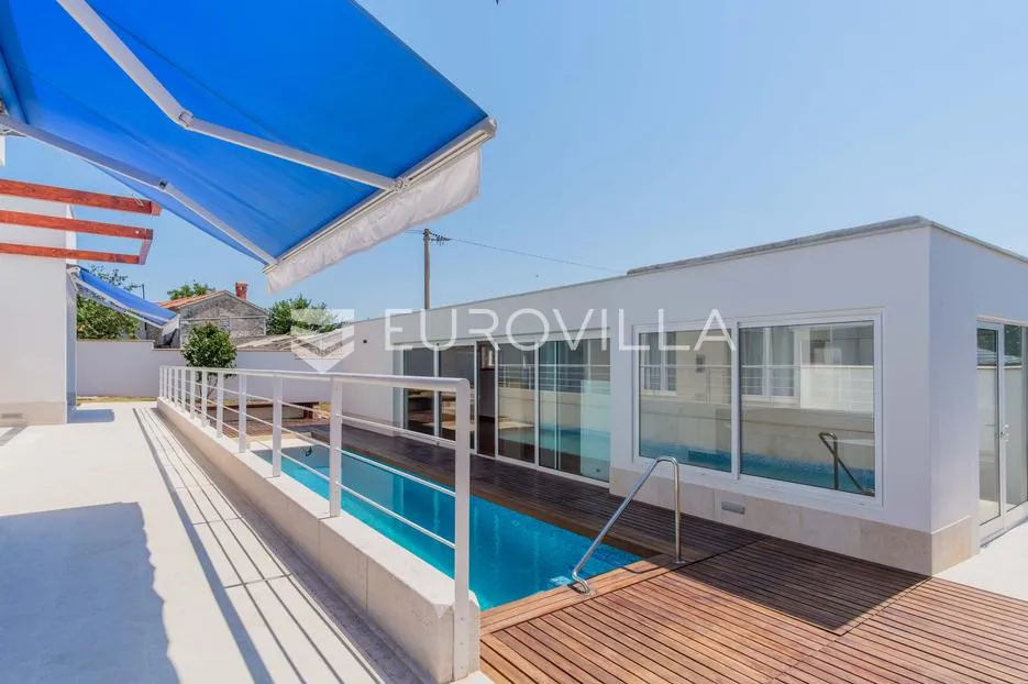 istra, poreč, unikatna dizajnerska vila s dodatnim apartmanom, wellnessom i grijanim bazenom - slika 9