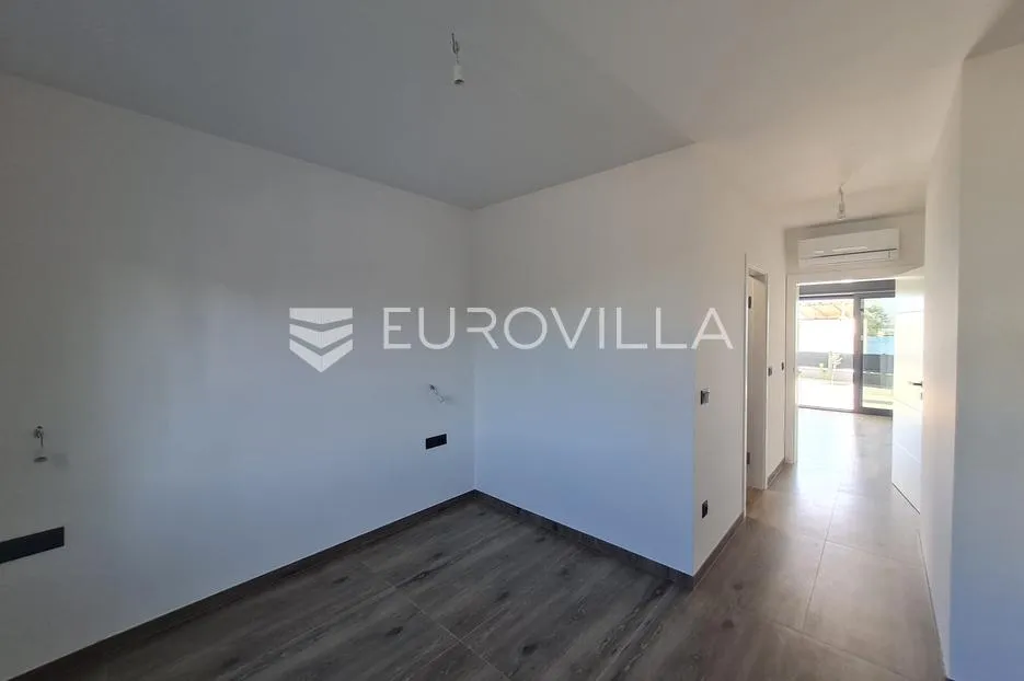 vir, luksuzan apartman s 3 spavaće sobe, prvi red do mora, centar otoka - slika 16