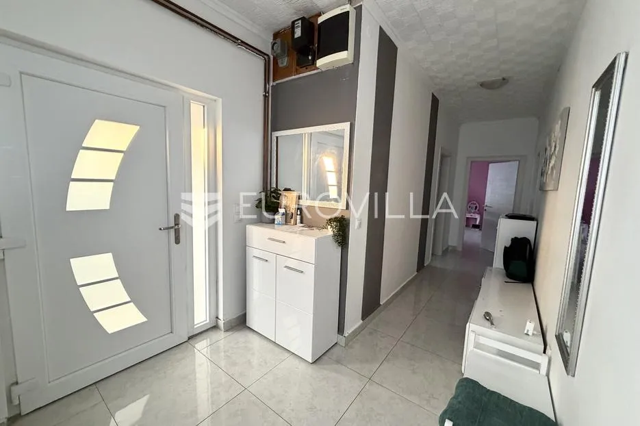 đakovo, centar, novouređena kuća 250 m² - slika 21