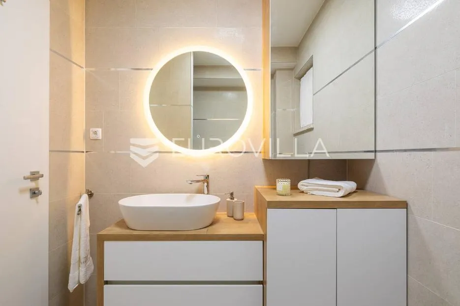 trogir, marina, namješten dvosoban stan studio apartman, prvi red do mora - slika 8