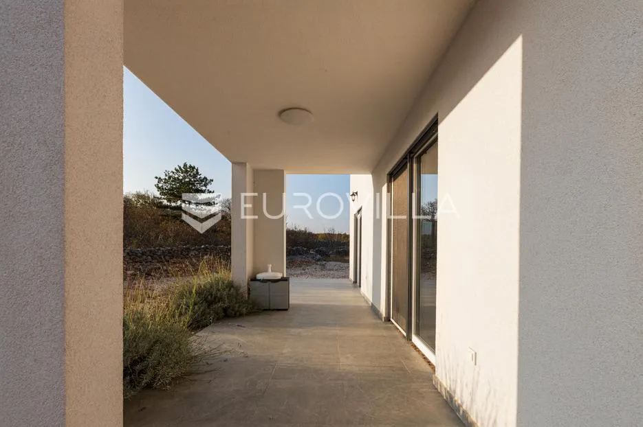 vrbnik, novogradnja od 152 m² s dvorištem - slika 21