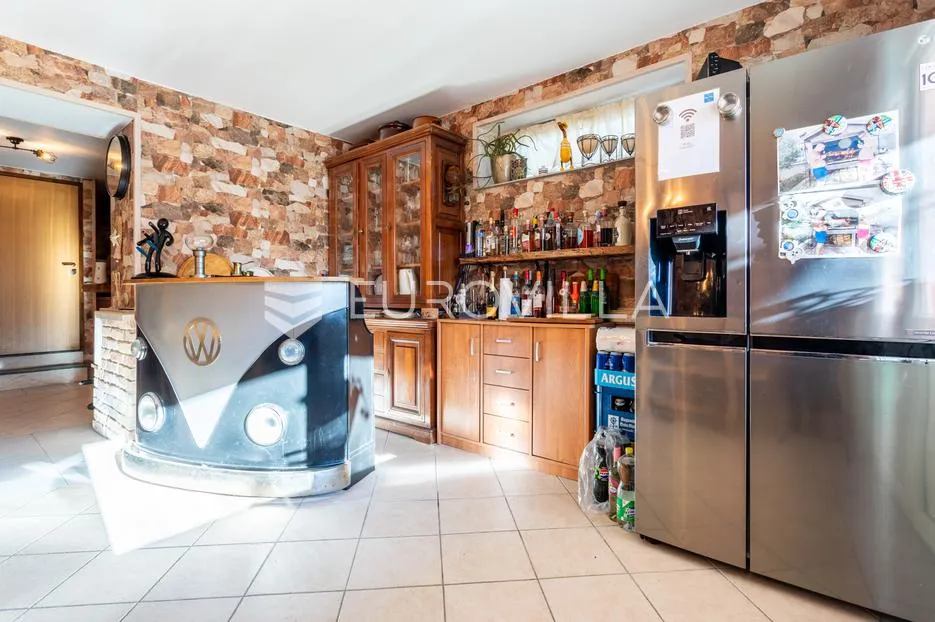 vodice, prekrasna kuća sa apartmanima i bazenom - slika 13