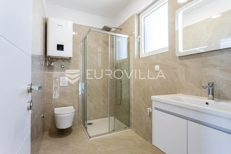 vodice, moderna dvojna kuća s bazenom, novogradnja 169,89 m² - slika 24