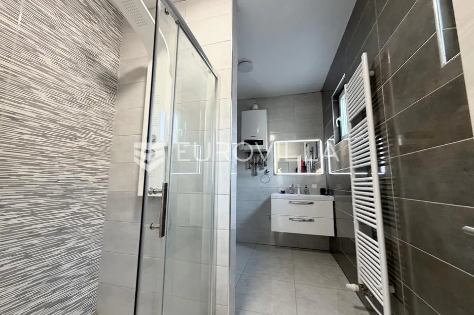 đakovo, centar, novouređena kuća 250 m² - slika 23