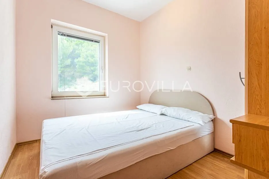 omiška rivijera- lokva rogoznica, apartmanska kuća s 8 stanova, udaljena 300 m od mora. - slika 21