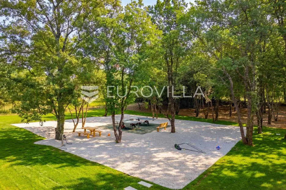 istra, labin, vrhunska moderna villa "e", grijani bazen 48 m², 2642 m² uređene okućnice - slika 9