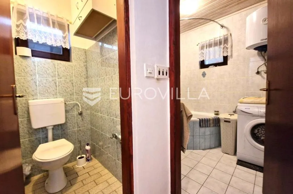 vir, nekretnina na izvrsnoj lokaciji, 40 m od mora, s dva odvojena apartmana - slika 43
