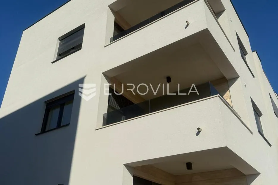 vir, trosoban stan s krovnom terasom i pogledom na more - slika 9