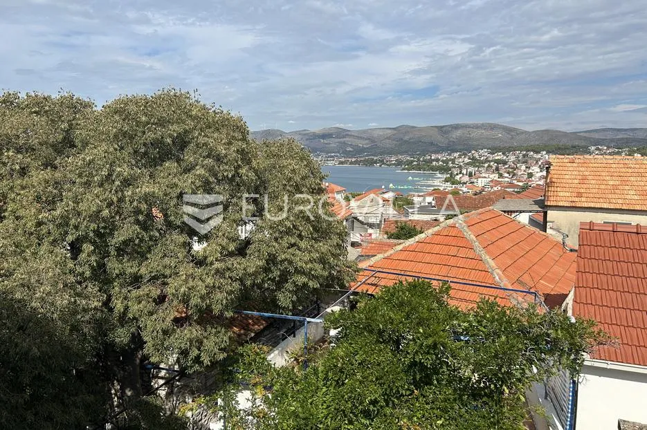 Trogir, Okrug Gornji, stara kuća u nizu površine 150 m²