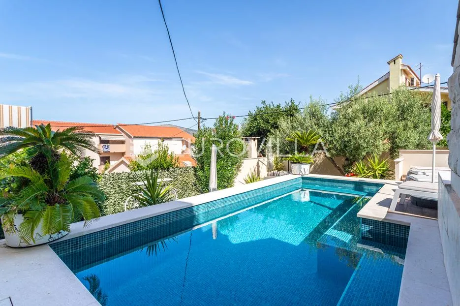 Čiovo, Okrug Gornji, uređena kuća s bazenom tri stana, blizina plaže - Trogir