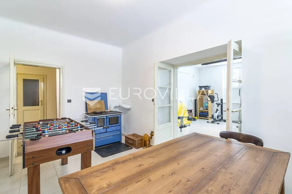 šalata prekrasna renovirana obiteljska vila 400 m² - slika 19