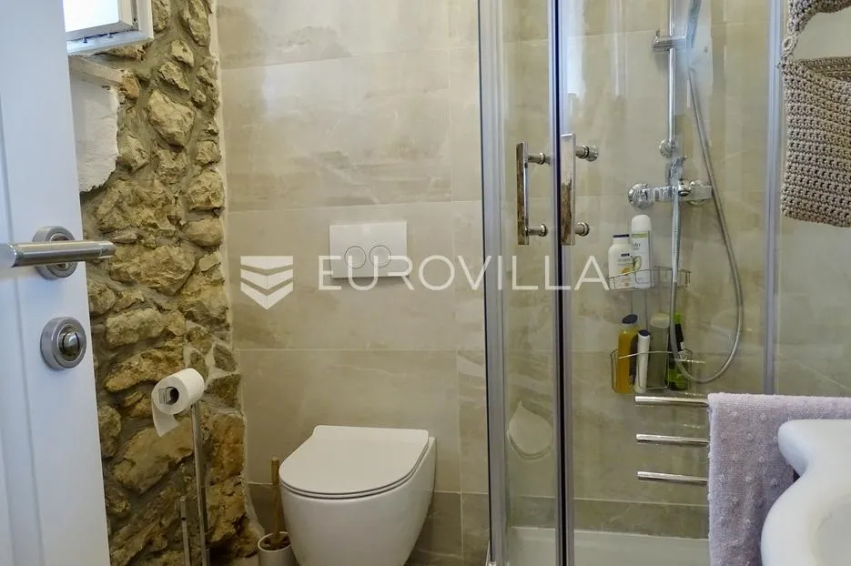 krk, omišalj, adaptirana kamena kuća u nizu s pogledom na more površine 54 m² - slika 20