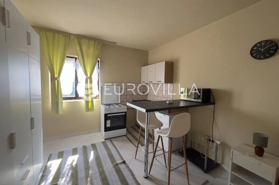 Istra, Poreč okolica, prostrani stan podijeljen u 3 studio apartmana na mirnoj lokaciji - Žbandaj, Poreč