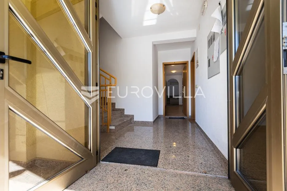 krk, malinska, komforan trosoban stan 80 m², 400 m od mora - slika 16