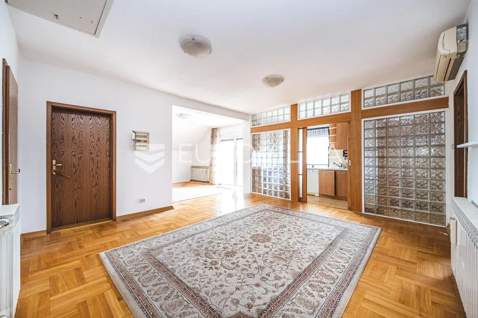 zagreb, lučko, obiteljska kuća s dva stana na parceli površine 1848 m² - slika 10