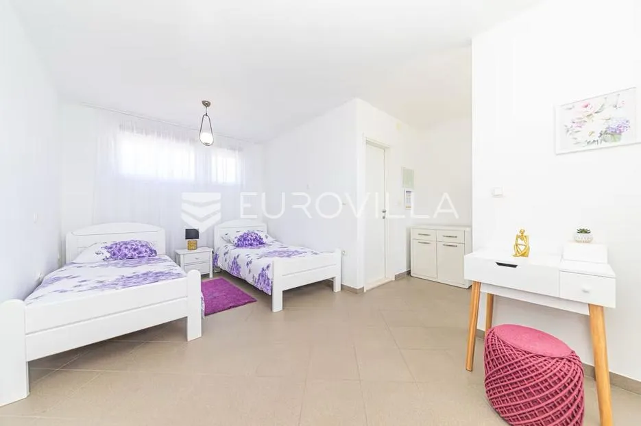 kaštel sućurac, predivna kuća s bazenom u prvom redu do mora - slika 31