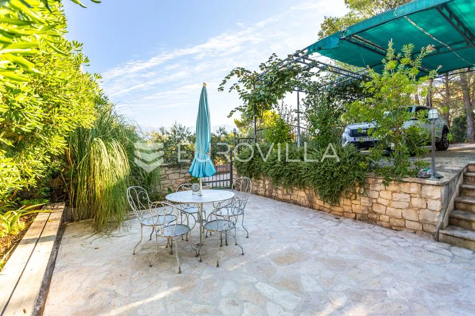 brač, supetar, kuća ukupne površine 372 m² na zemljištu površine 411 m² - slika 42