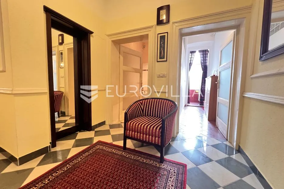 pula, strogi centar, prostrani podijeljeni stan na 3. katu s terasom i parkingom, 180.79 m² - slika 13