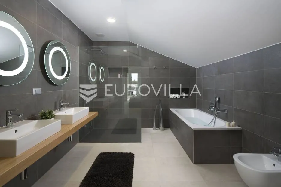 istra, vodnjan vila s pogledom na brijune 499 m2 - velika okućnica - slika 14