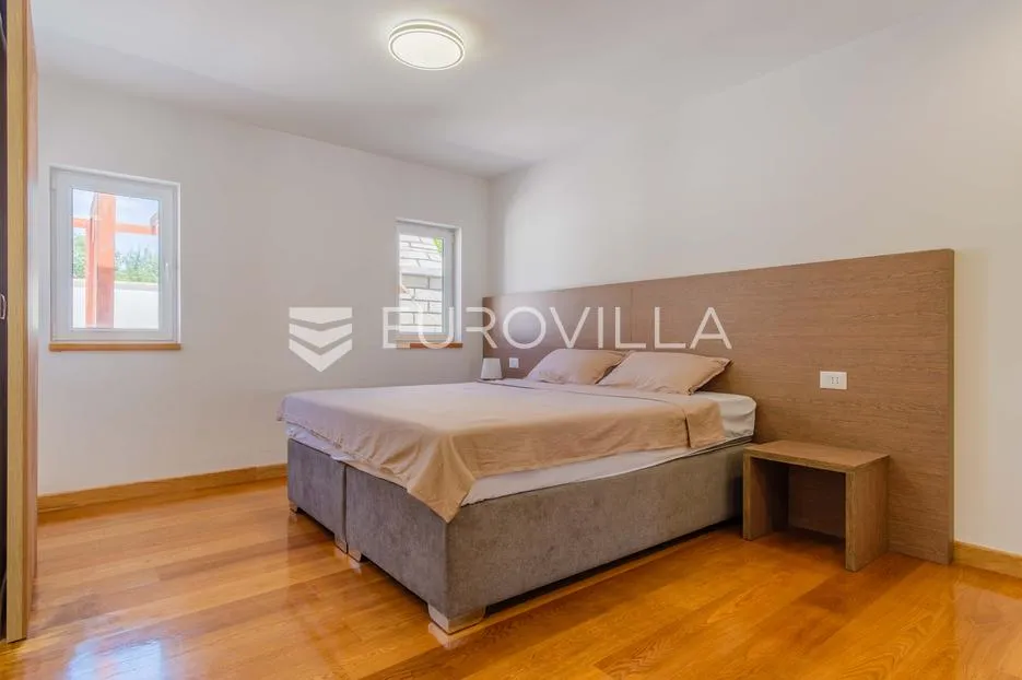 istra, poreč, unikatna dizajnerska vila s dodatnim apartmanom, wellnessom i grijanim bazenom - slika 61