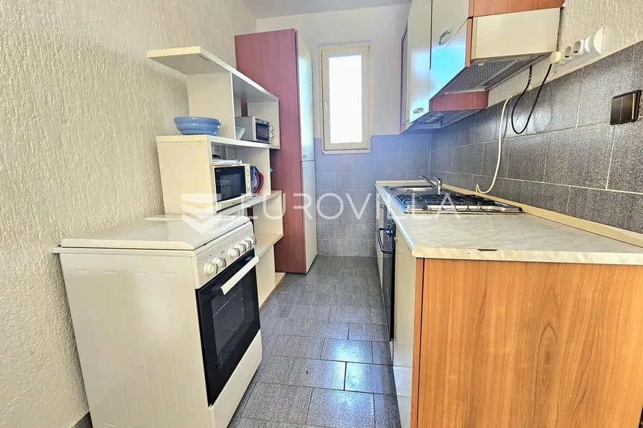 ližnjan, prostrana apartmanska kuća s tri stambene jedinice i vrtom - slika 35