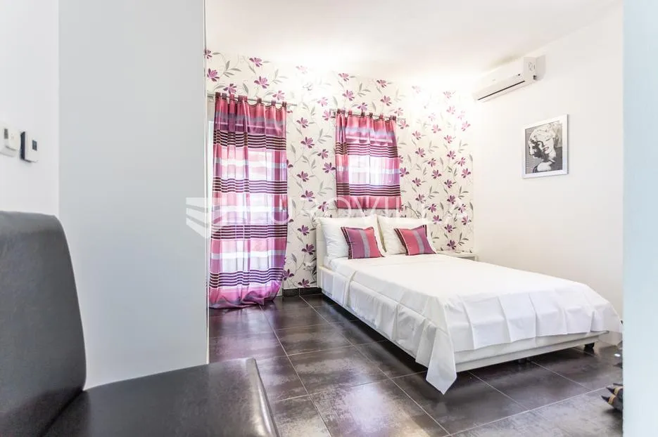 vis, atraktivna kuća 311 m² stambenog prostora, položena na zemljištu površine 2027 m2 - slika 5