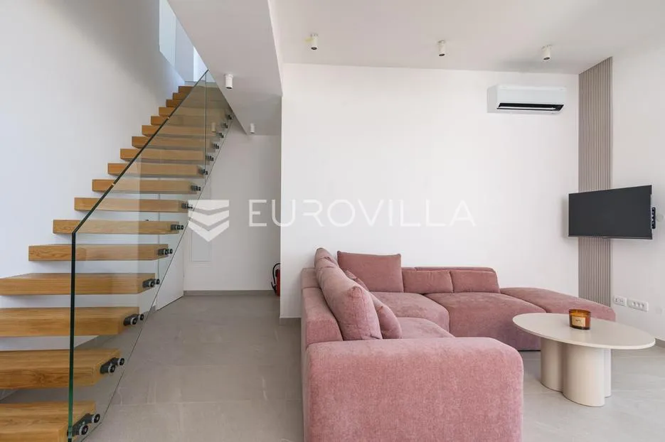 trogir, čiovo, luksuzan penthouse sa krovnom terasom i bazenom - slika 7