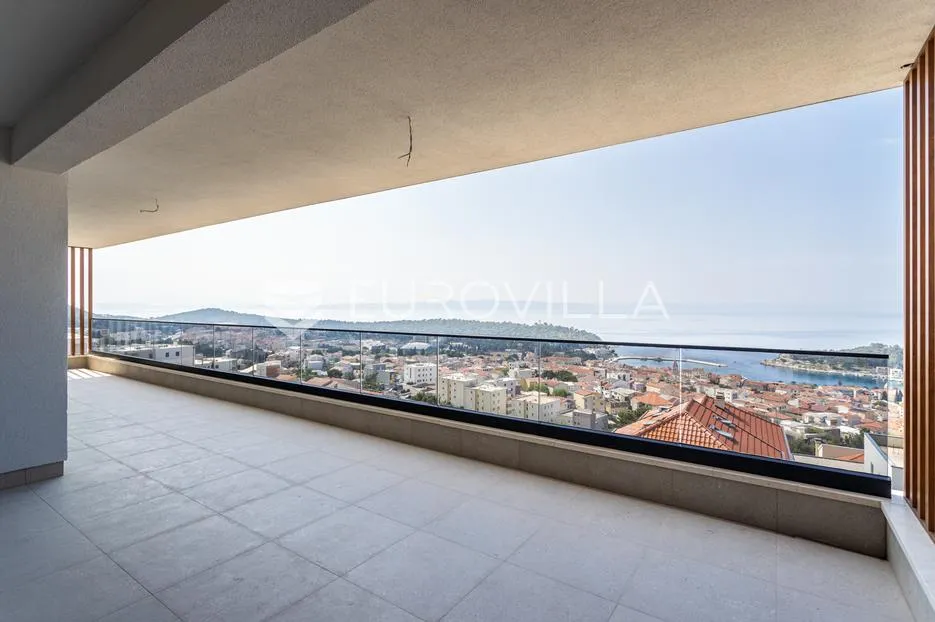 Makarska, ekskluzivan trosoban stan s vanjskim bazenom i panoramskim pogledom na more